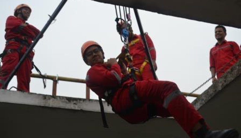 TRAINING PETUGAS PENYELAMAT (RESCUER) RUANG TERBATAS