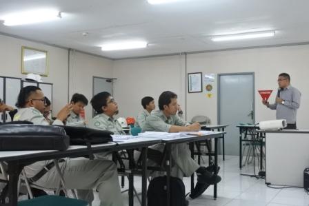 TRAINING OPERATOR PENGAMBIL CONTOH AIR SERTIFIKASI BNSP PT KALTIM PARNA INDUSTRI 7 Training Operator Pengambil Sampel Air 07